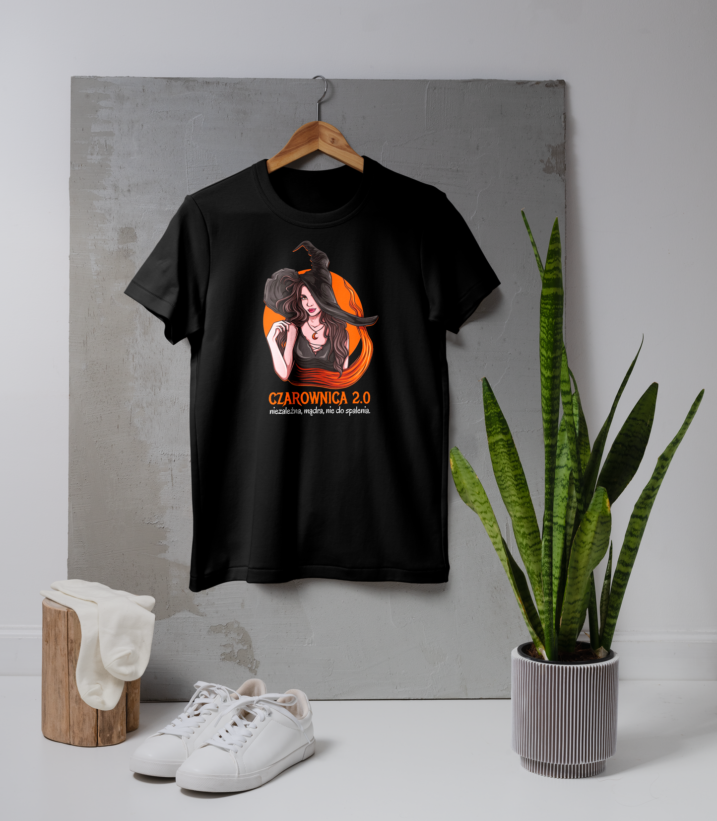 Koszulka Damska „Czarownica 2.0” – Mądra, Niezależna i Nie do Spalenia
